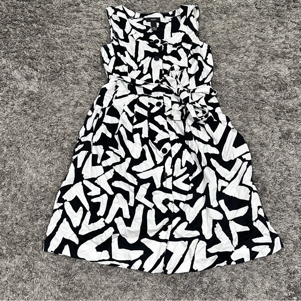 3/$15 Alfani Black and White Patterned Dress 10 Petite Fit and Flare Button Up